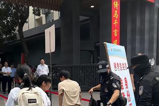 郭士强：我满意球员们的表现 摩尔的手骨裂了 焦泊乔发烧40度